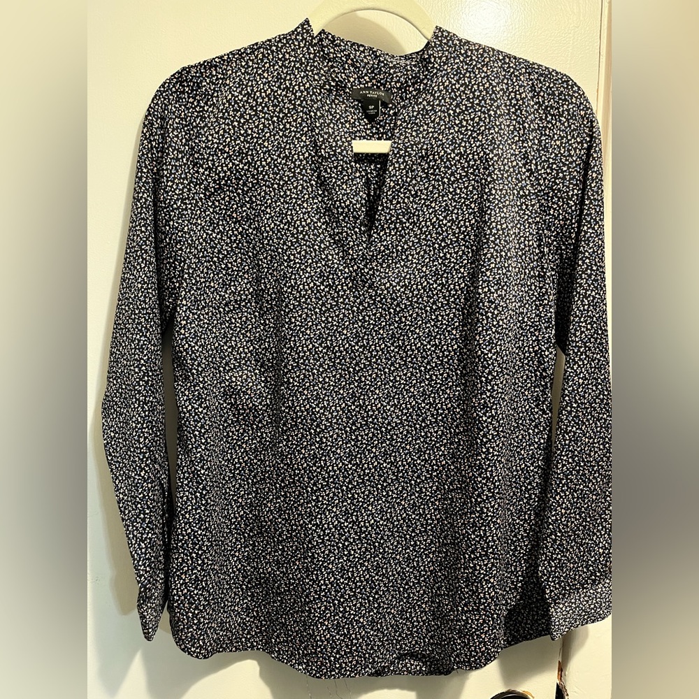 Very pretty Ann Taylor floral blouse petite small
